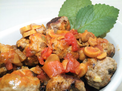 Albóndigas con salsa de tomate natural y champiñones