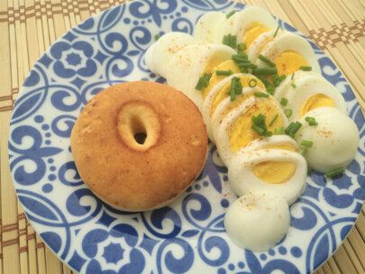 Almojábana de desayuno con queso crema, huevo y pimienta cayenne