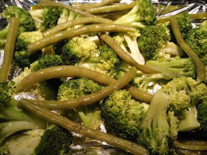 Brócoli y vainicas horneadas con pimienta negra