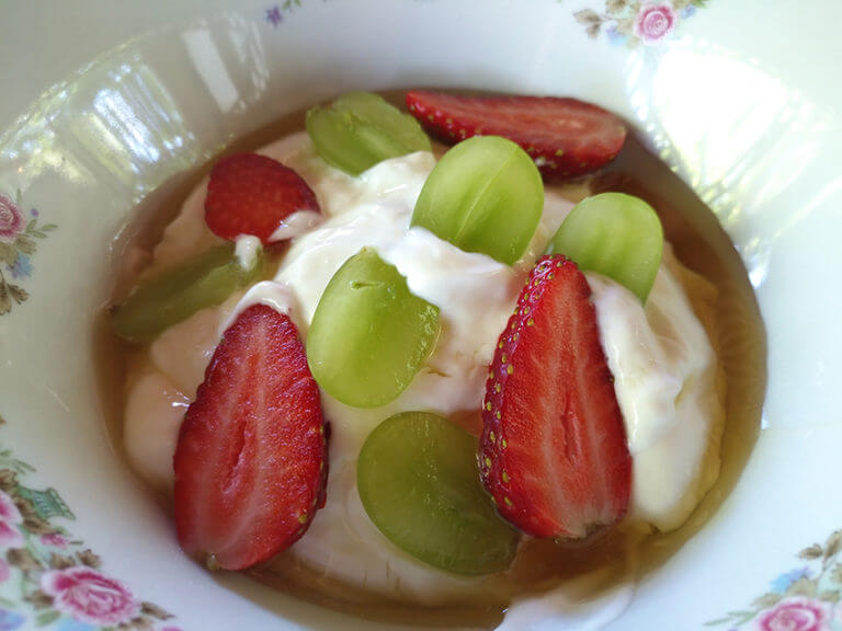 Yogurt Griego con Miel de Maple, Fresas y Uvas Verdes La Guía Libre