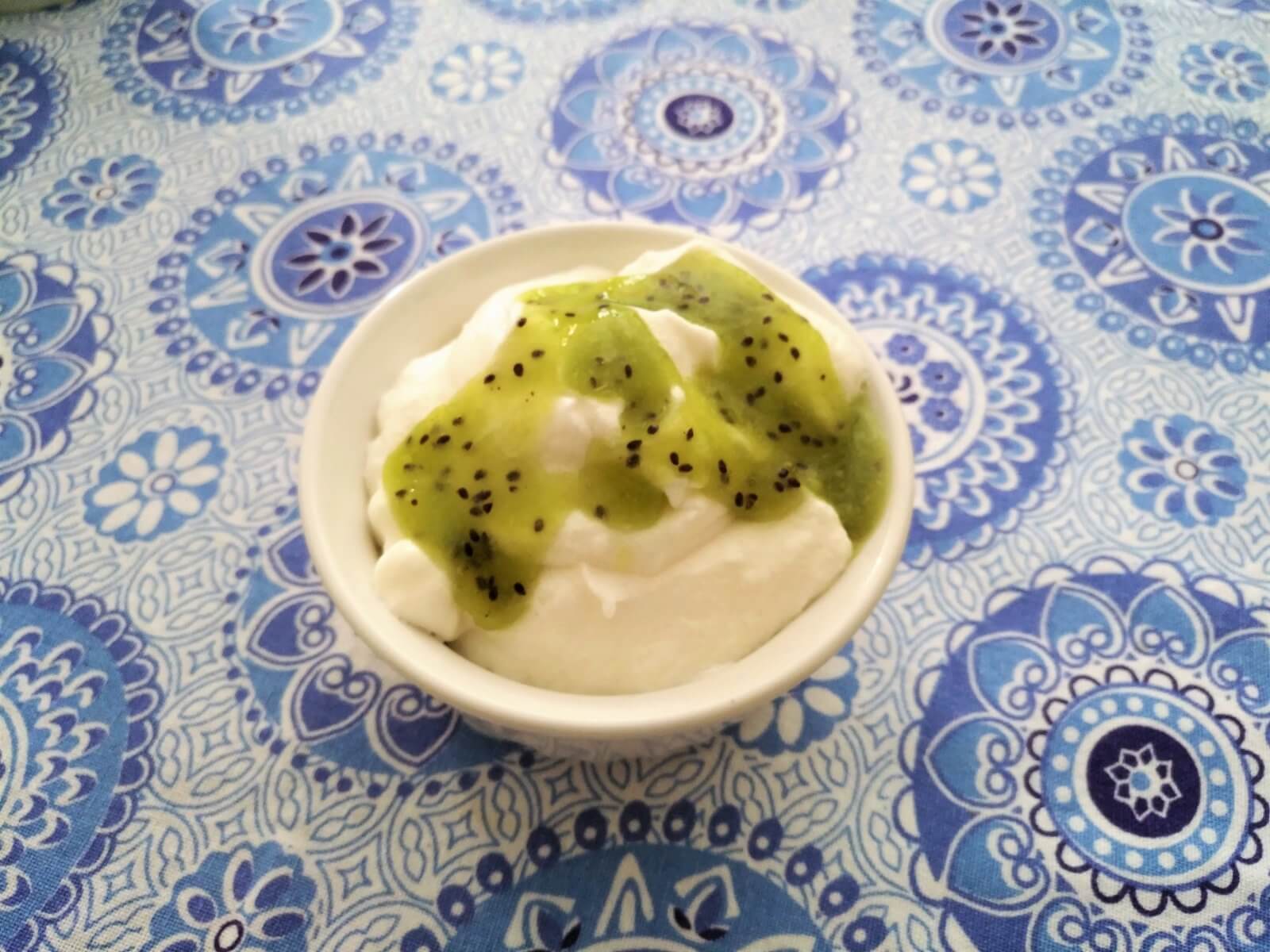Postre de Yogurt Griego con Salsa de Kiwi Libre de Gluten