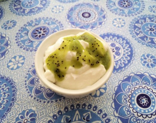 Postre de Yogurt Griego con Salsa de Kiwi