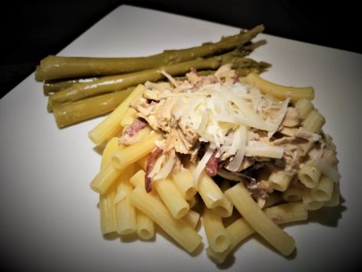 Pasta Libre de Gluten con Pollo, Espárragos, Tocineta y Salsa de Queso Parmesano